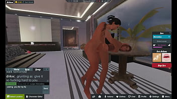 La femme retire son capuchon de clitoris nu