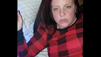 Ehemann beobachtet seine Mutter und Ehefrau werden in den Arsch gefickt