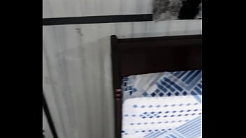 Il marito arrabbiato guarda il cazzo della moglie