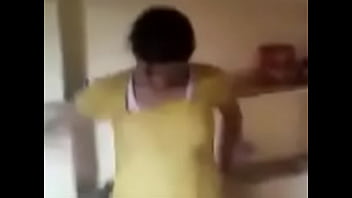 Sie trägt keine Kleidung zu Hause porno