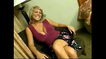 Les lesbiennes blondes sexy milf font la différence