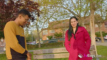 Marido faz esposa chupar os próprios dedos enquanto ele a f**** na bunda