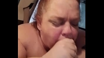 Femme mûre nue dans une voiture