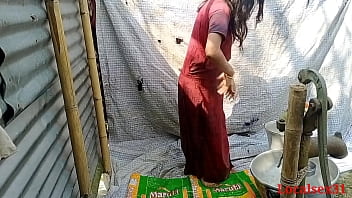 Desi frau nackt im badezimmer