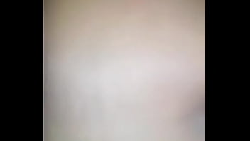 La femme crie en le prenant dans le cul