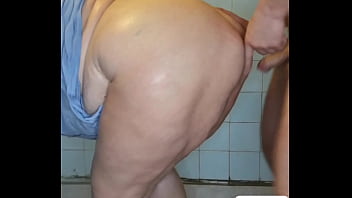 Femme Big Butt nue sous la douche