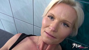 La femme paie avec son cul