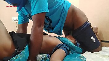Vợ khỏa thân dọn dẹp hàng xóm vids