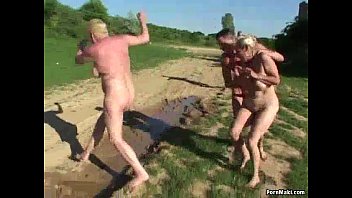 Moglie che lotta nuda nel fango porno gratis